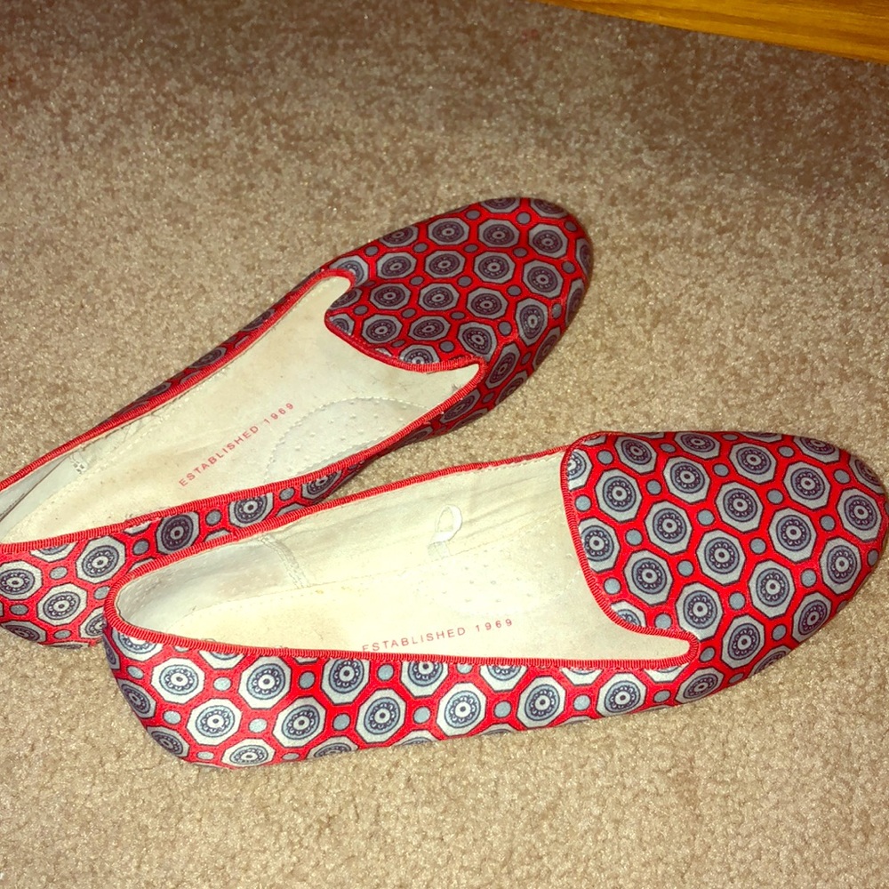 Unworn, tribal Gap flats